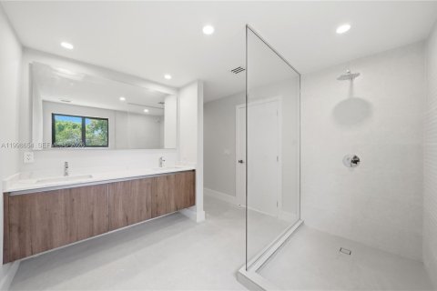 House in Miami, Florida 3 bedrooms, 220.46 sq.m. № 2066212 - photo 23