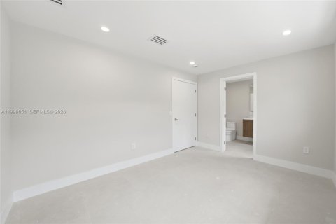 House in Miami, Florida 3 bedrooms, 220.46 sq.m. № 2066212 - photo 27