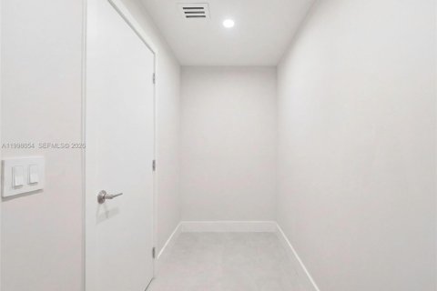 House in Miami, Florida 3 bedrooms, 220.46 sq.m. № 2066212 - photo 18