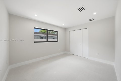 House in Miami, Florida 3 bedrooms, 220.46 sq.m. № 2066212 - photo 25