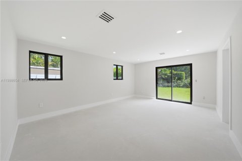 House in Miami, Florida 3 bedrooms, 220.46 sq.m. № 2066212 - photo 14