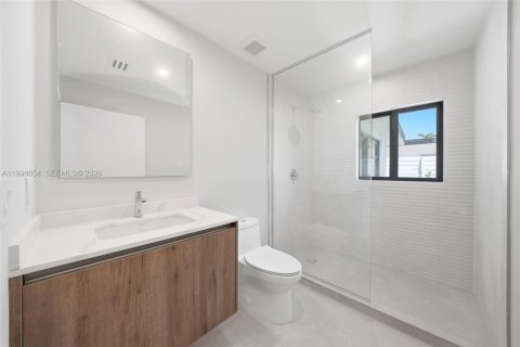 House in Miami, Florida 3 bedrooms, 220.46 sq.m. № 2066212 - photo 29