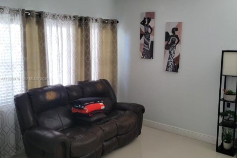 House in Miami, Florida 3 bedrooms, 150.5 sq.m. № 2066980 - photo 17