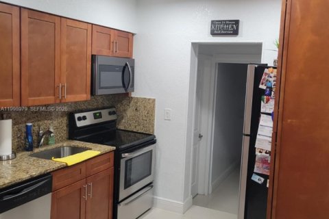 House in Miami, Florida 3 bedrooms, 150.5 sq.m. № 2066980 - photo 14