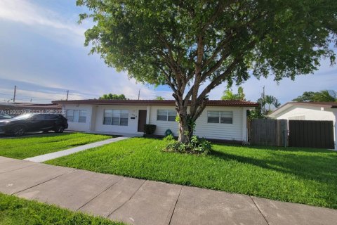 House in Miami, Florida 3 bedrooms, 150.5 sq.m. № 2066980 - photo 2