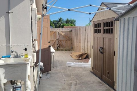 House in Miami, Florida 3 bedrooms, 150.5 sq.m. № 2066980 - photo 24