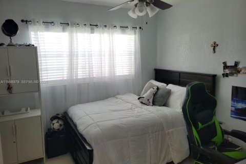 House in Miami, Florida 3 bedrooms, 150.5 sq.m. № 2066980 - photo 11