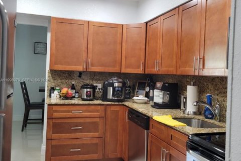 House in Miami, Florida 3 bedrooms, 150.5 sq.m. № 2066980 - photo 15