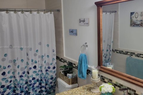 House in Miami, Florida 3 bedrooms, 150.5 sq.m. № 2066980 - photo 9