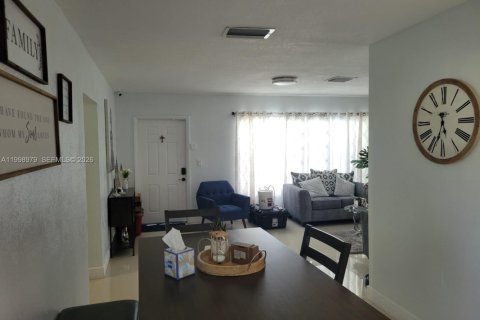 House in Miami, Florida 3 bedrooms, 150.5 sq.m. № 2066980 - photo 19