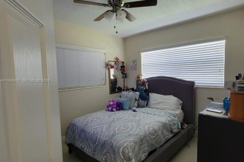House in Miami, Florida 3 bedrooms, 150.5 sq.m. № 2066980 - photo 3