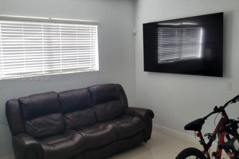 House in Miami, Florida 3 bedrooms, 150.5 sq.m. № 2066980 - photo 16