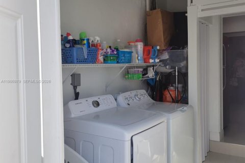 House in Miami, Florida 3 bedrooms, 150.5 sq.m. № 2066980 - photo 20