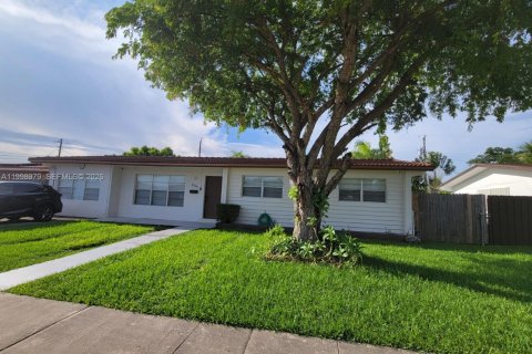 House in Miami, Florida 3 bedrooms, 150.5 sq.m. № 2066980