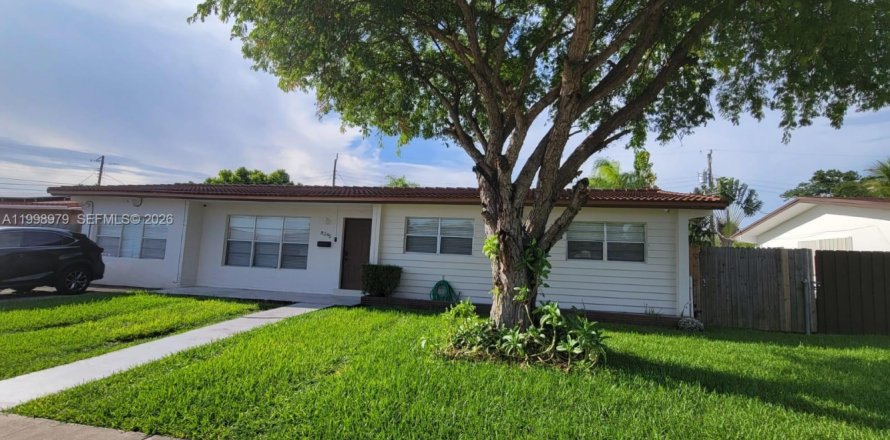 House in Miami, Florida 3 bedrooms, 150.5 sq.m. № 2066980