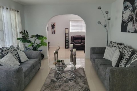 House in Miami, Florida 3 bedrooms, 150.5 sq.m. № 2066980 - photo 12