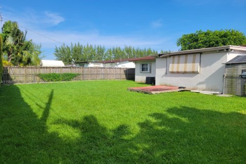 House in Miami, Florida 3 bedrooms, 150.5 sq.m. № 2066980 - photo 22