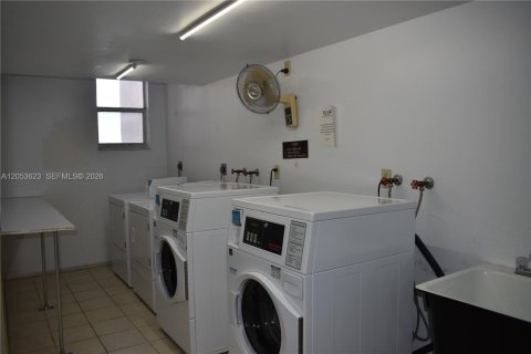 Copropriété à louer à Hallandale Beach, Floride: 1 chambre, 120.77 m2 № 2179642 - photo 24