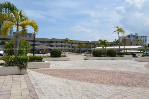 Copropriété à louer à Hallandale Beach, Floride: 1 chambre, 120.77 m2 № 2179642 - photo 18
