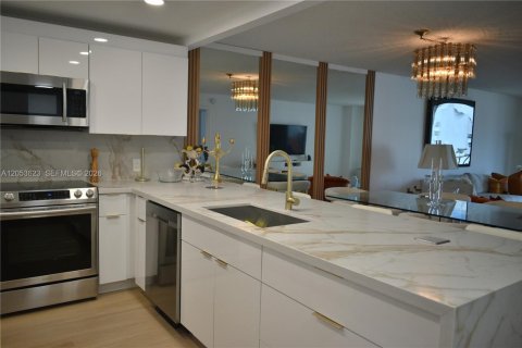 Copropriété à louer à Hallandale Beach, Floride: 1 chambre, 120.77 m2 № 2179642 - photo 4