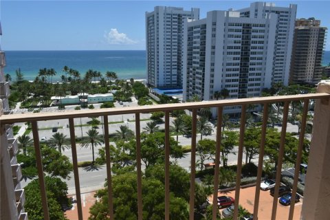Copropriété à louer à Hallandale Beach, Floride: 1 chambre, 120.77 m2 № 2179642 - photo 14