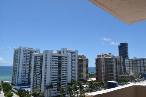 Copropriété à louer à Hallandale Beach, Floride: 1 chambre, 120.77 m2 № 2179642 - photo 16