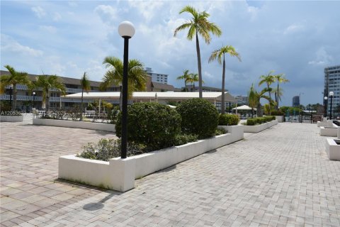 Copropriété à louer à Hallandale Beach, Floride: 1 chambre, 120.77 m2 № 2179642 - photo 19