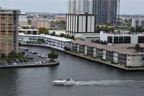 Copropriété à louer à Hallandale Beach, Floride: 1 chambre, 120.77 m2 № 2179642 - photo 21