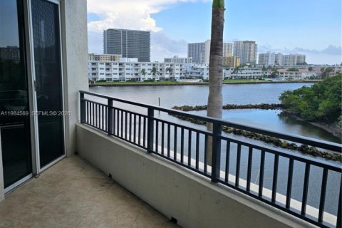 Condominio en venta en Pompano Beach, Florida, 2 dormitorios, 166.02 m2 № 2047738 - foto 24