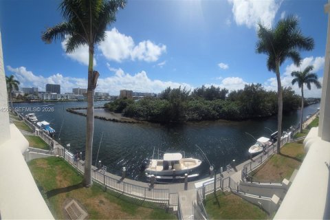 Condominio en venta en Pompano Beach, Florida, 2 dormitorios, 166.02 m2 № 2047738 - foto 28