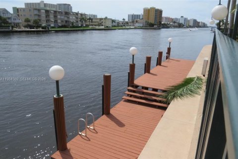 Condominio en venta en Pompano Beach, Florida, 2 dormitorios, 166.02 m2 № 2047738 - foto 29