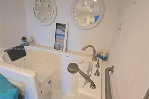 Condominio en venta en Pompano Beach, Florida, 2 dormitorios, 166.02 m2 № 2047738 - foto 14