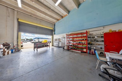 Propiedad comercial en venta en Medley, Florida № 1937777 - foto 19