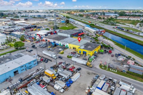 Propiedad comercial en venta en Medley, Florida № 1937777 - foto 3