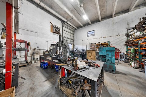 Propiedad comercial en venta en Medley, Florida № 1937777 - foto 17