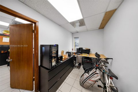 Propiedad comercial en venta en Medley, Florida № 1937777 - foto 27