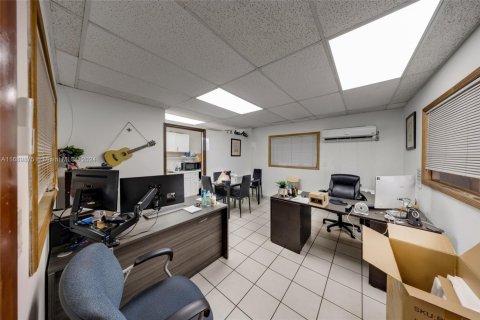 Propiedad comercial en venta en Medley, Florida № 1937777 - foto 25