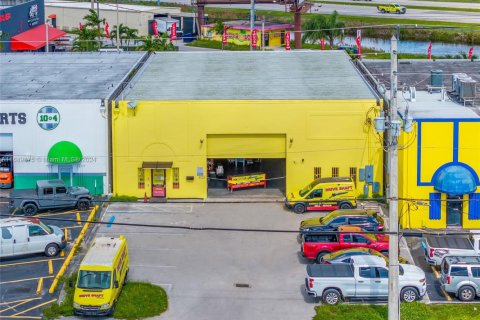 Propiedad comercial en venta en Medley, Florida № 1937777 - foto 1