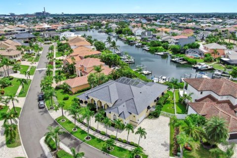 House in Apollo Beach, Florida 4 bedrooms, 280.29 sq.m. № 1893722 - photo 7