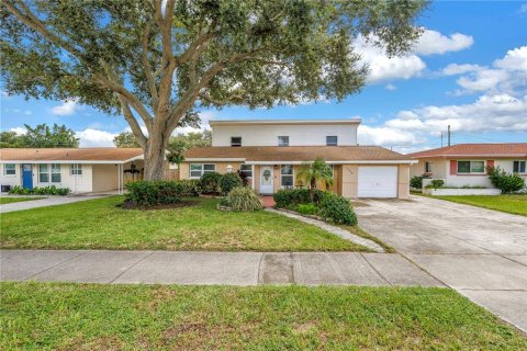 House in Seminole, Florida 4 bedrooms, 215.25 sq.m. № 2322862
