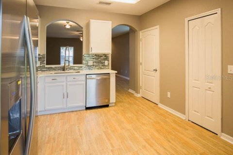 Townhouse in Fish Hawk, Florida 2 bedrooms, 115.94 sq.m. № 2216456 - photo 4