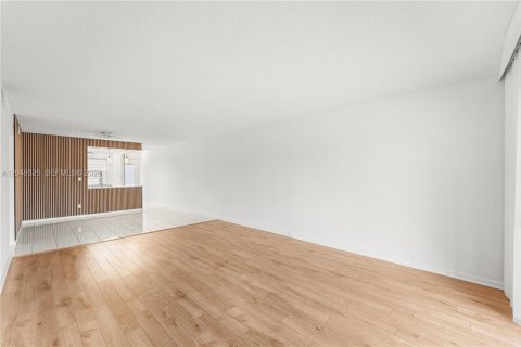 Condo in Coconut Creek, Florida, 2 bedrooms № 2149247 - photo 21