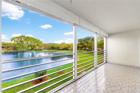 Condo in Coconut Creek, Florida, 2 bedrooms № 2149247 - photo 3