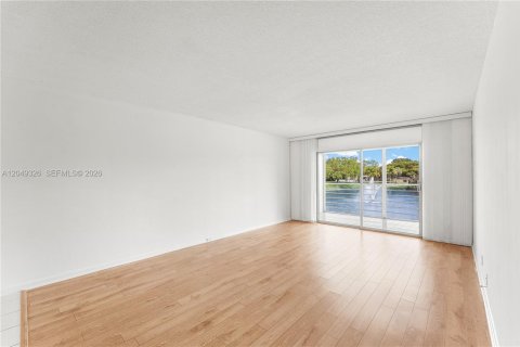 Condo in Coconut Creek, Florida, 2 bedrooms № 2149247 - photo 12