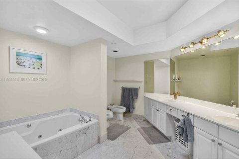 Condo in Aventura, Florida, 3 bedrooms  № 1992017 - photo 16