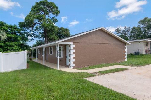 Commercial property in New Port Richey, Florida 4 bedrooms, 137.87 sq.m. № 2385863