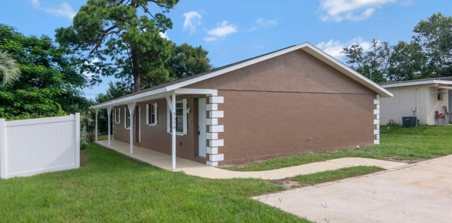 Commercial property in New Port Richey, Florida 4 bedrooms, 137.87 sq.m. № 2385863