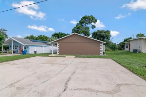 Commercial property in New Port Richey, Florida 4 bedrooms, 137.87 sq.m. № 2385863 - photo 2