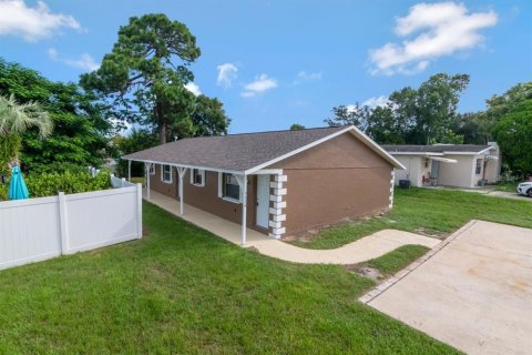 Commercial property in New Port Richey, Florida 4 bedrooms, 137.87 sq.m. № 2385863 - photo 3