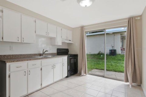 Commercial property in New Port Richey, Florida 4 bedrooms, 137.87 sq.m. № 2385863 - photo 12